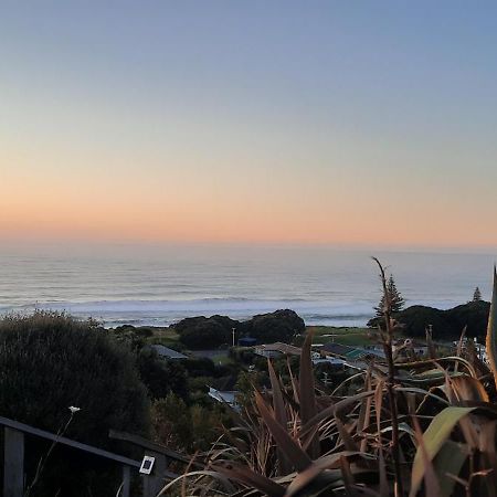The Quarters Ocean-View Chalet Gisborne Exteriör bild