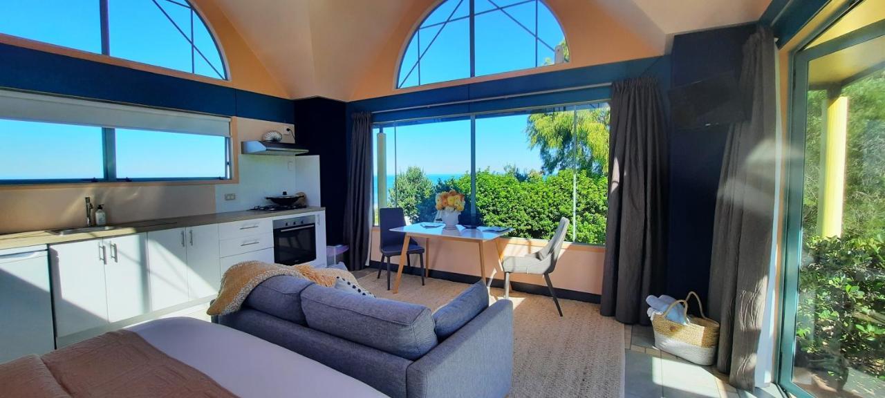 The Quarters Ocean-View Chalet Gisborne Exteriör bild