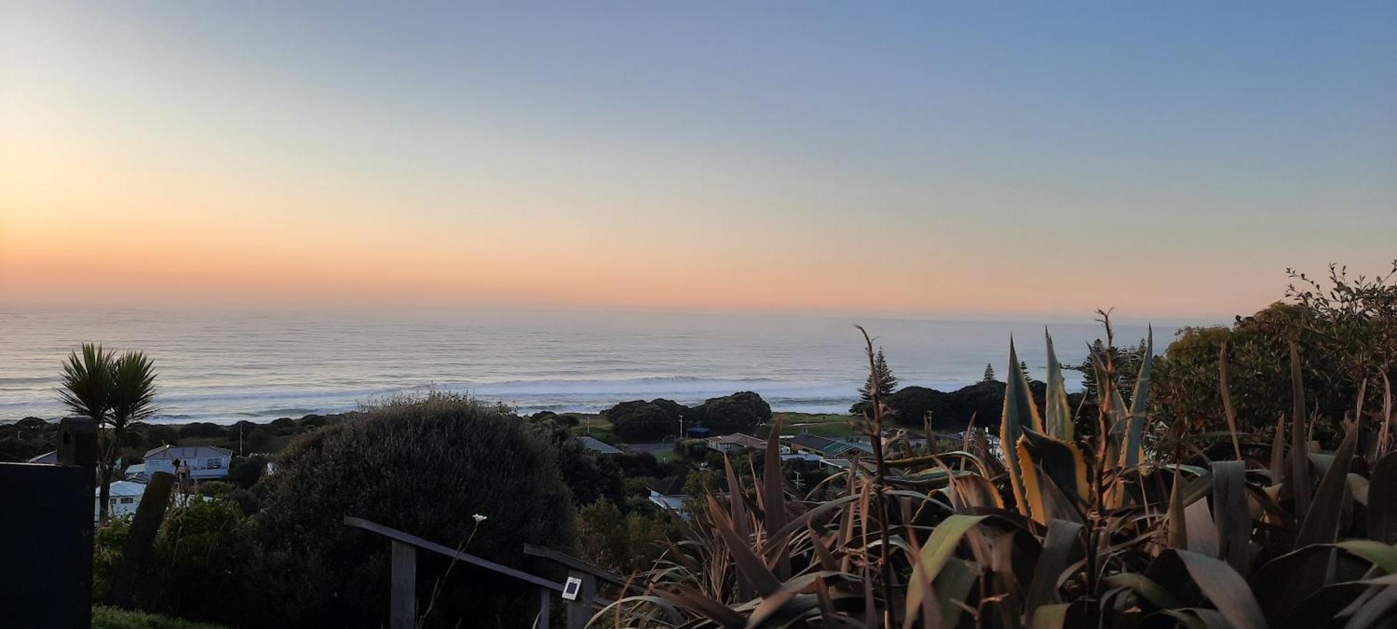 The Quarters Ocean-View Chalet Gisborne Exteriör bild